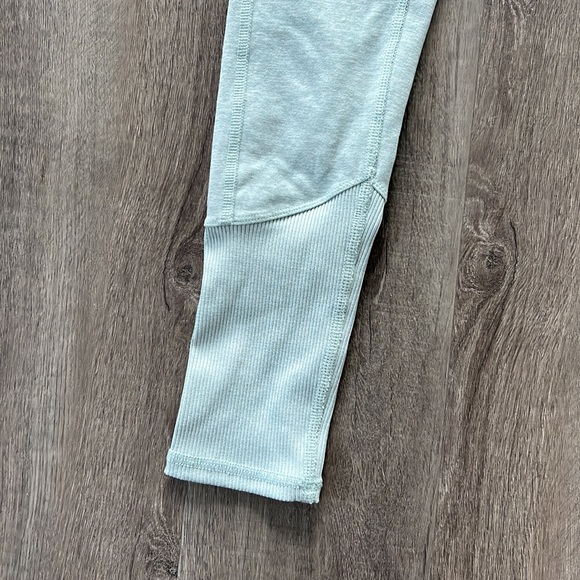 Alo Yoga Leggings - Picture 2 of 5